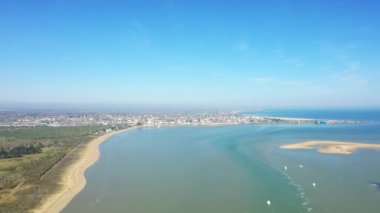 Yazın güneşli bir günde, Avrupa, İtalya ve Campania 'daki Tyrhenian Denizi' ndeki Marina del Cantone 'un sonundaki kaya..