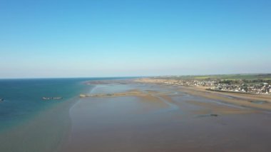 Yazın güneşli bir günde Fransa, Fransa, Fransa, Burgundy ve Nievre 'de Fransız kırsalının ortasında Cuncy les Varzy köyü..