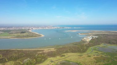 Yazın güneşli bir günde İtalya, İtalya ve Campania 'da Tyrhenian Denizi kıyısında Marina del Cantone' a doğru bir kule..
