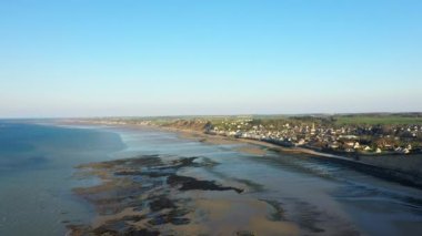 Altın plaj ve suni limanı Avrupa, Fransa, Normandiya, Arromanches 'da güneşli bir günde.