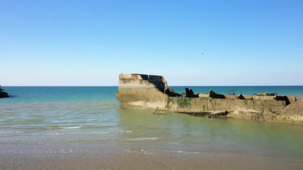 Искусственный Порт Золотой Пляж Разрушенный Штормом Европе Франции Нормандии Сторону — стоковое видео