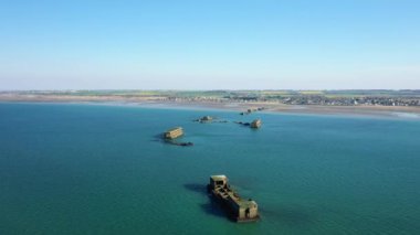 Avrupa 'daki, Fransa' daki, Normandiya 'daki yapay Altın Sahili' nden Arromanches 'a, Asnelles' e, ilkbaharda güneşli bir günde yüzen çeşitli elementler.