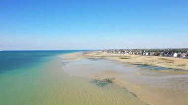 Avrupa, Fransa ve Normandiya 'daki Juno plajı Arromanches' a doğru, Berniere sur Mer, ilkbaharda, güneşli bir günde.