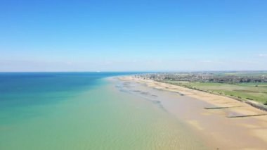 Arromanches, Berniere sur Mer 'e doğru, baharda güneşli bir günde Avrupa, Fransa, Normandiya' daki Juno plajı..