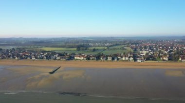 Avrupa 'da, Fransa' da, Fransa 'da, Normandiya' da, Caen 'e, Hermanville' de, ilkbaharda, güneşli bir günde İngiliz Kanalı 'nın kıyısındaki güzel kumsal..