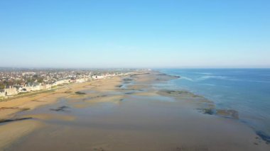 Avrupa 'da, Fransa' da, Normandiya 'da, Caen' e doğru, Lion sur Mer 'de, baharda, güneşli bir günde,.