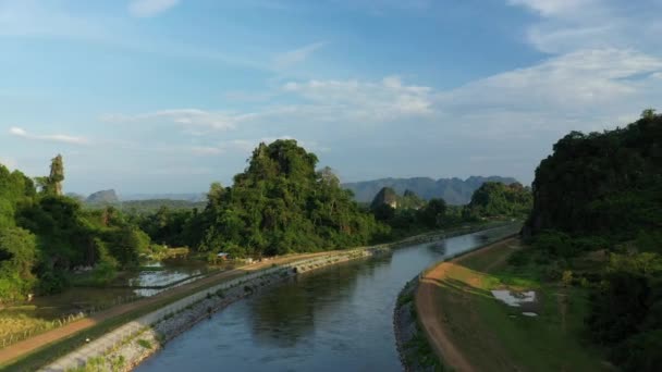 Een Kanaal Het Midden Van Het Platteland Rijstvelden Azië Laos — Stockvideo