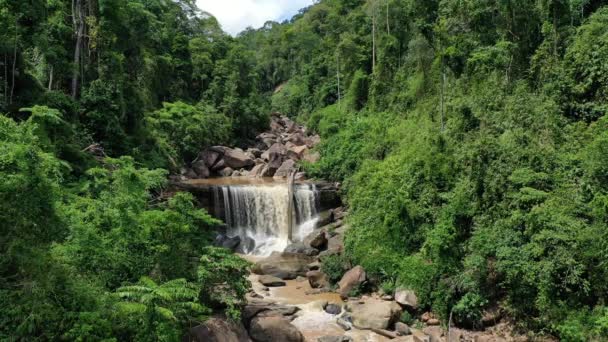 Ett Vattenfall Landsbygden Mitt Djungeln Och Bergen Asien Laos Khammouane — Stockvideo