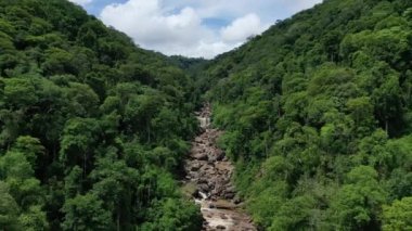 Tropikal ormanın ortasındaki bir nehir ve Asya 'daki dağlar, Laos, Khammouane, güneşli bir günde Thakek' e doğru..