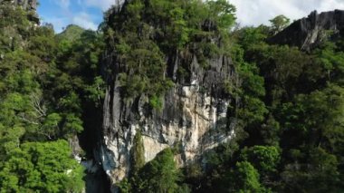 Güneşli bir günde, sabah sisinde yeşil dağlar arasında pirinç tarlaları, Asya, Filipinler, İfugao, Luzon, Banaue, Bontoc ve Sagada 'ya doğru.