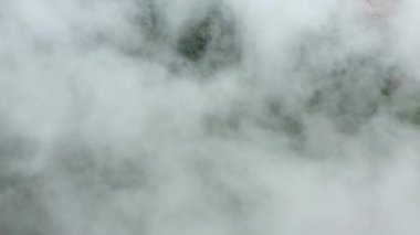 Bulutlar bulutlu bir günde Thakek 'e doğru Asya' daki yeşil dağları, Laos 'u, Khammouane' yi gizler..