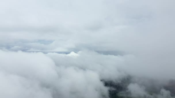 アジア ラオス カムアンの田舎と緑の山の上の雲は 曇りの日に サンクに向かって — ストック動画