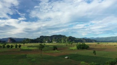 Kırsal kesimde birkaç köylü evi ve Asya 'da dağlar, Laos, Khammouane, güneşli bir günde Thakek' e doğru..
