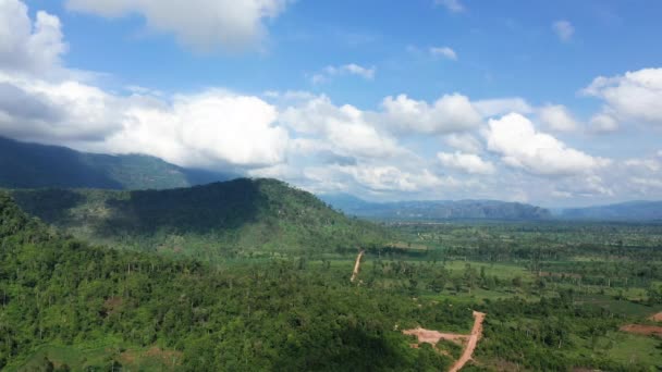 Campo Con Arrozales Árboles Tropicales Pie Las Montañas Asia Laos — Vídeo de stock