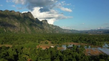Bastia şehri ve dağların eteklerindeki limanı, Avrupa 'da, Fransa' da, Korsika 'da, Akdeniz kıyısında, yazın, güneşli bir günde.