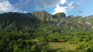 Güneşli bir günde Thakek ve Konglor 'a doğru, Asya, Laos, Khammouane' deki tropikal ormanlarıyla Laos kırsalının panoramik manzarası.