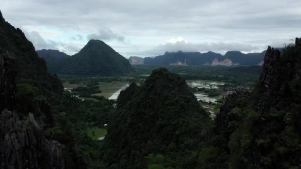アジア ラオス ビエンチャン ヴァンヴィエン 曇りの日に熱帯ジャングルの中の山の中のカルストピーク — ストック動画