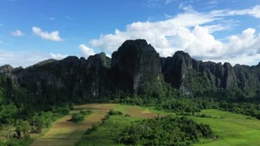 Yazın güneşli bir günde Albufeira 'ya doğru Lagos, Avrupa, Portekiz' e doğru kayalık Algarve kıyı şeridi.