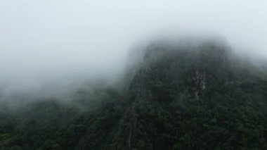 Asya 'daki dağların ve yağmur ormanlarının üzerinden bulutlar, Laos, Vientiane' e doğru, Vang Vieng 'e doğru, bulutlu bir günde.