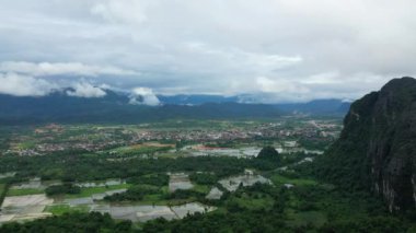 Vang Vieng kasabası Asya 'nın karst tepeleriyle çevrili, Laos, Vientiane' e doğru, bulutlu bir günde..