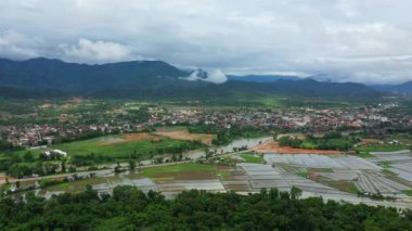 Muson kasabası Vang Vieng Asya 'da, Laos bulutlu bir günde Vientiane' e doğru.