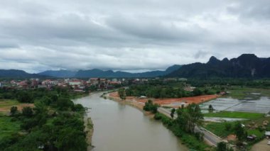 Nam Song, Asya 'da Vang Vieng şehrinin ortasında, Laos, Vientiane' e doğru bulutlu bir günde.