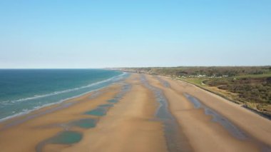 Avrupa, Fransa ve Normandiya 'da, güneşli bir günde Arromanches, Colleville' e doğru, Omaha sahilinin genel manzarası.