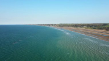 Avrupa 'da, Fransa' da, Normandiya 'da, Arromanches' a doğru, baharda, güneşli bir günde, Omaha sahilinin önündeki Kanal Denizi..