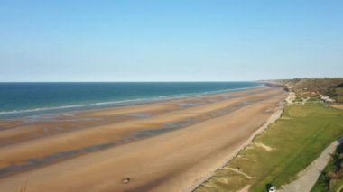 Omaha plajı, Avrupa 'da, Fransa' da, Normandiya 'da Norman kayalıklarından Arromanches' a doğru, baharda, güneşli bir günde Colleville 'de görülür..