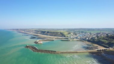 Port en Bessin 'in büyük deniz duvarı, Avrupa, Fransa, Normandiya, ilkbaharda, güneşli bir günde, Omaha sahiline doğru.