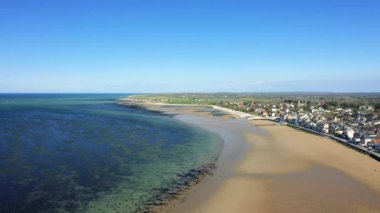 Avrupa, Fransa ve Normandiya 'da Kanal Denizi kıyısındaki Grandcamp Maisy kasabası. Baharda, güneşli bir günde, Omaha sahiline doğru..