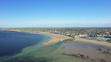 Büyük kamp Maisy 'nin etrafı kayalıklarla çevrili ve Avrupa, Fransa, Normandiya' da güneşli bir günde Omaha sahiline doğru İngiliz Kanalı var..