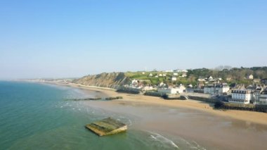 Amerika yapay limanının bazı unsurları güneşli bir günde Avrupa, Fransa, Normandiya, Arromanches 'da gelgitte yükselir..