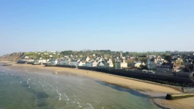 Avrupa, Fransa ve Normandiya 'daki Arromanches kasabası güneşli bir günde.
