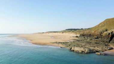 Eski kilisenin plajı ve Avrupa 'daki Cap de Carteret, Fransa, Normandiya, Manche, baharda güneşli bir günde.
