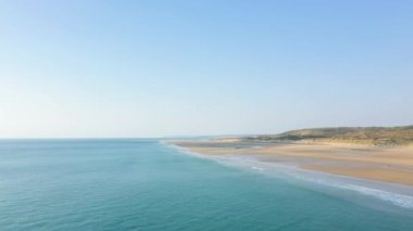 La Manche, baharda güneşli bir günde Avrupa, Fransa, Normandiya ve Manche 'deki eski kilisenin kumlu plajına bakıyor..