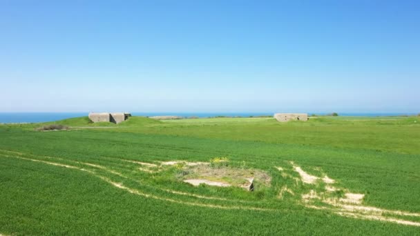 Die Bunker Inmitten Normannischer Felder Mit Blick Auf Den Ärmelkanal — Stockvideo