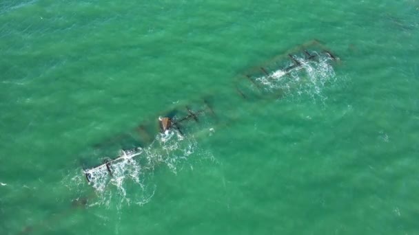 晴れた日に ヨーロッパ フランス ノルマンディーのオマハビーチのアメリカの人工港の2つの要素は Arromanches Collevilleに向かっています — ストック動画