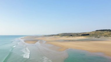 Avrupa, Fransa, Normandiya, Manche 'deki eski kilisenin büyük plajı güneşli bir günde..