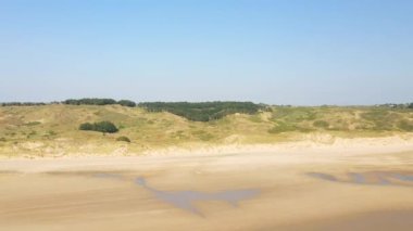 La potiniere plajı ve kumulları Avrupa, Fransa, Normandiya, Manche 'de güneşli bir günde.