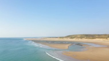 Avrupa, Fransa, Normandiya, Manche 'deki eski kilisenin büyük plajı güneşli bir günde..