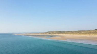 Avrupa 'daki eski Barneville kilisesinin kumsalında, Fransa, Normandiya, Manche, baharda, güneşli bir günde..