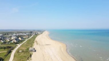 Büyük kumlu Utah plajı ve Avrupa, Fransa, Normandiya 'da bir sığınak. Baharda, güneşli bir günde, Carentan' a doğru..