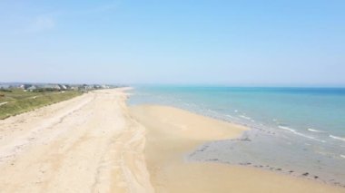 Utah sahilinin kumsalı, Avrupa, Fransa ve Normandiya 'da Manş Denizi' ne bakıyor. Baharda, güneşli bir günde, Carentan 'a doğru..