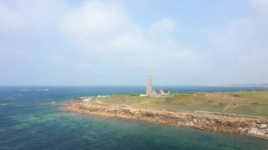 Cape Levi deniz feneri, güneşli bir baharda Avrupa, Fransa, Normandiya, Manche 'deki Manş Denizi ve Manş Denizi' ne bakar..