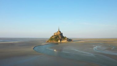 Mont Saint Michel Avrupa 'da, Fransa' da, Normandiya 'da, Manche' de, baharda, güneşli bir günde.