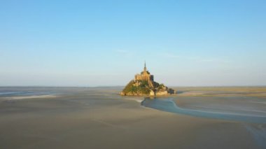 Mont Saint Michel, güneşli bir günde Avrupa, Fransa, Normandiya, Manche 'ye bakıyor..