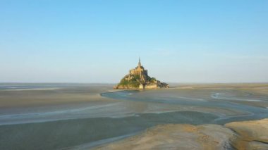 Mont Saint Michel körfezi ve onun Avrupa, Fransa, Normandiya, Manche 'deki kum tepeleri güneşli bir günde.