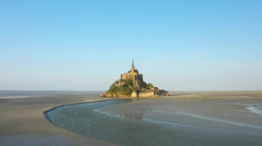 Mont Saint Michel Avrupa, Fransa, Normandiya, Manche 'deki koyunda güneşli bir günde.