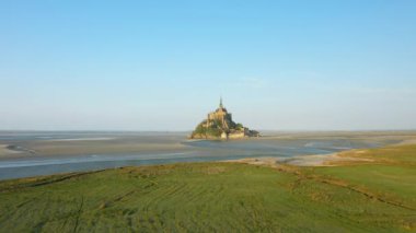 Mont Saint Michel ve yeşil çayırları Avrupa, Fransa, Normandiya, Manche 'de, ilkbaharda, güneşli bir günde.